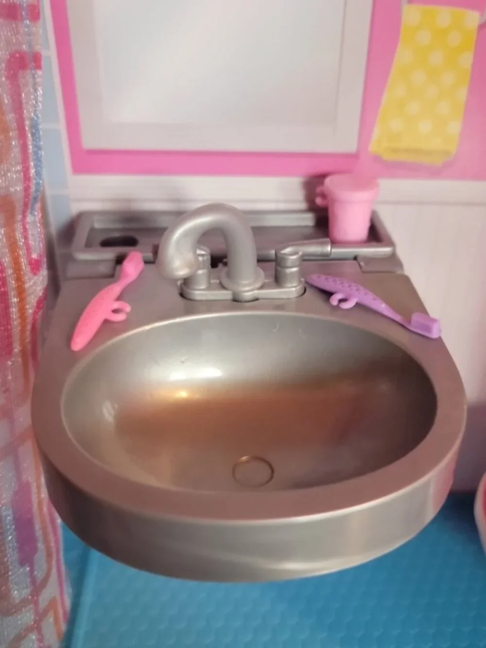 Barbie DreamCamper RV Playset – Lots of Accessories – Great Condition